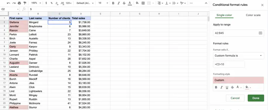 Formatação condicional com base em outra célula — nomes destacados em vermelho quando o número de clientes é menor que 10