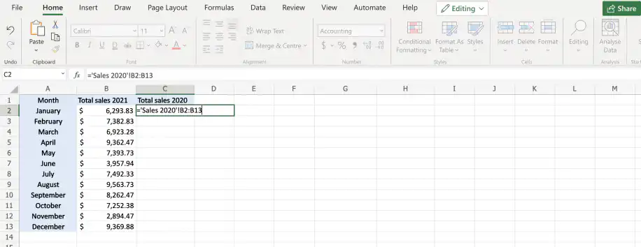 Referência a outra planilha no Excel — ='Sales 2020'!B2:B13 digitado na célula C2 ao lado dos totais de 2021