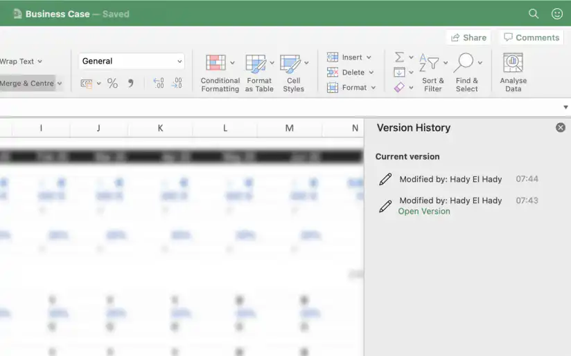Histórico de Versões do Excel: painel Histórico de Versões com a versão atual e uma anterior marcada com Abrir Versão