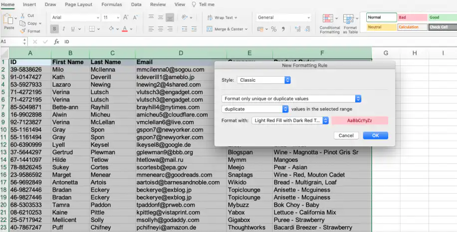 Encontrar duplicatas no Excel — caixa de diálogo Nova Regra de Formatação definida como Clássico, duplicado, Preenchimento Vermelho Claro e Texto Vermelho Escuro