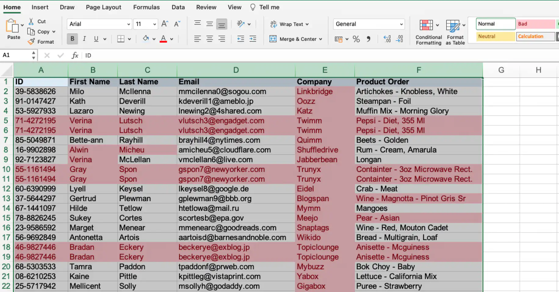Encontrar duplicatas no Excel — células duplicadas destacadas em vermelho claro em toda a tabela de clientes