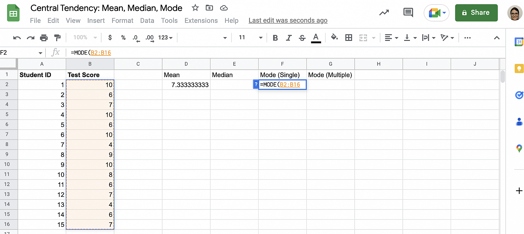 Como calcular a moda no Google Sheets — =MODE(B2:B16) na célula F2 com o intervalo 'Test Score' destacado